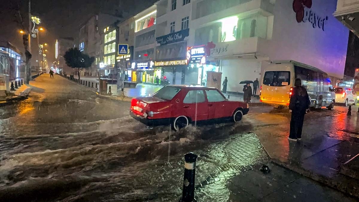 अल-नीनो की मार! इस्तांबुल में सड़कें धंसीं, अस्पतालों तक पहुंचा बाढ़ का पानी