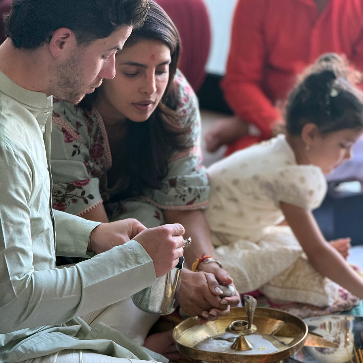 प्रियंका ने अमेरिका वाले घर में की पूजा. (Photo: Instagram/@priyankachopra)