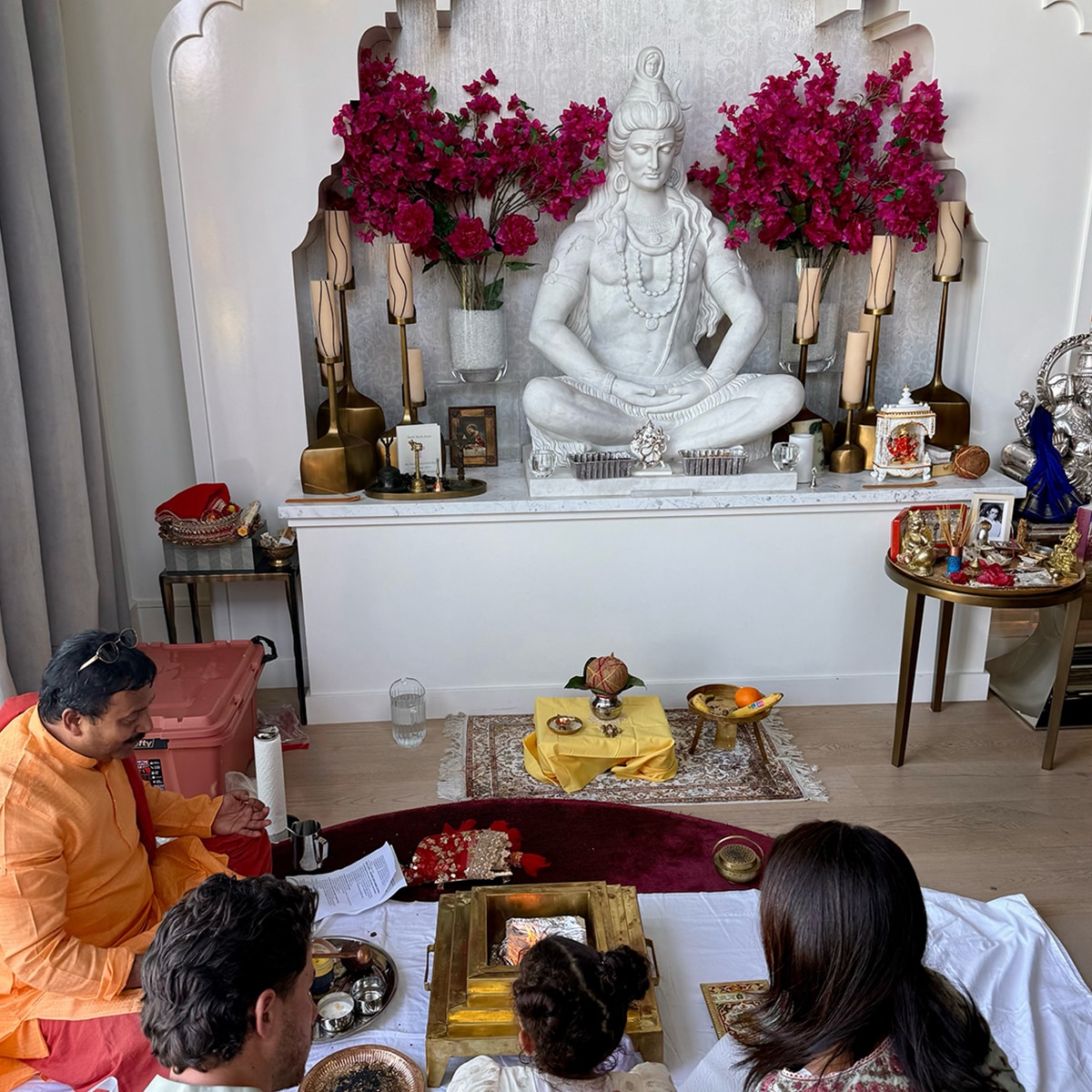 प्रियंका ने अमेरिका वाले घर में की पूजा. (Photo: Instagram/@priyankachopra)