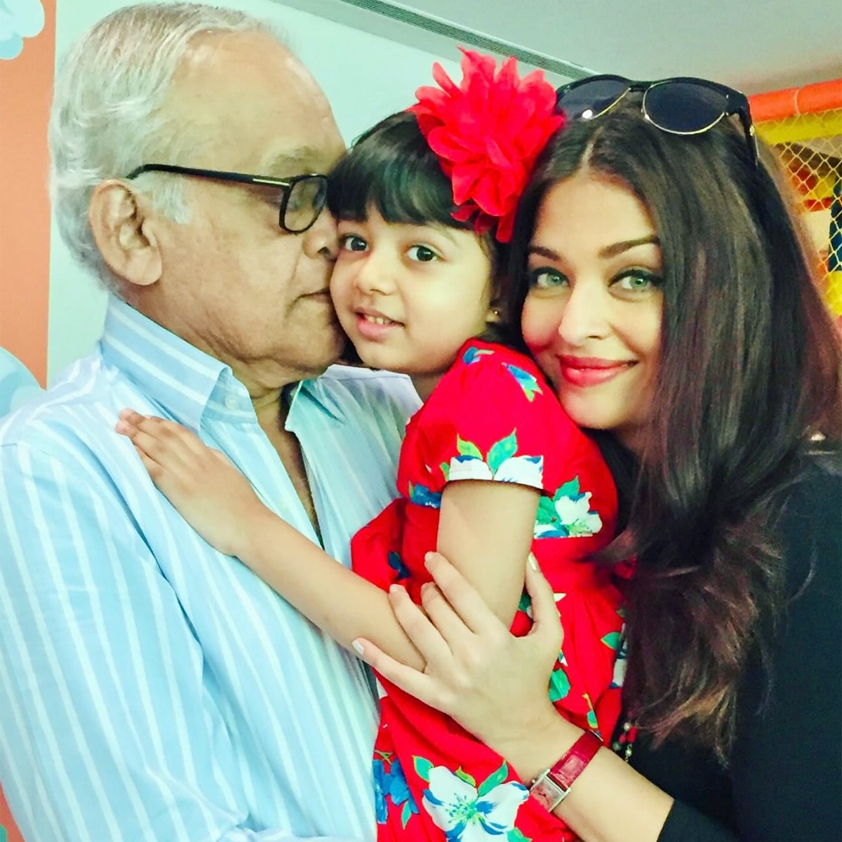 aaradhya bachchan spotted with mamu nani