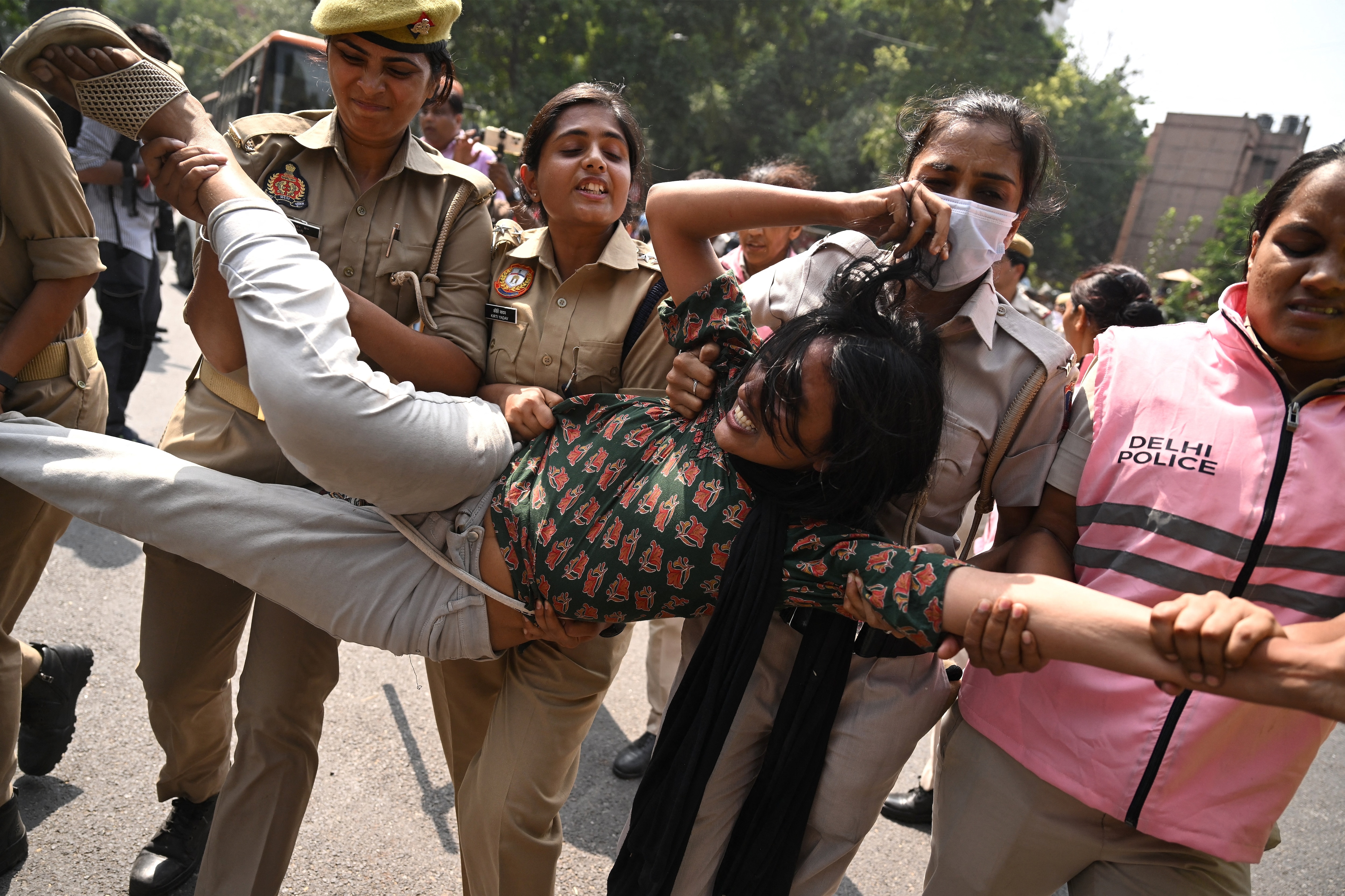 प्रदर्शनकारियों को पकड़कर बस तक ले गई पुलिस