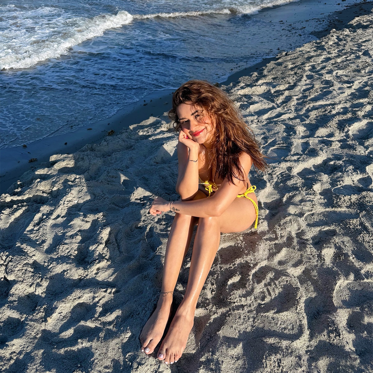 Avneet Kaur Bikini bold photos
