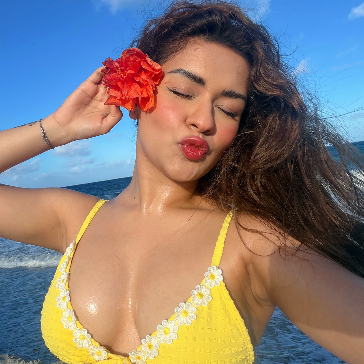 Avneet Kaur Bikini bold photos