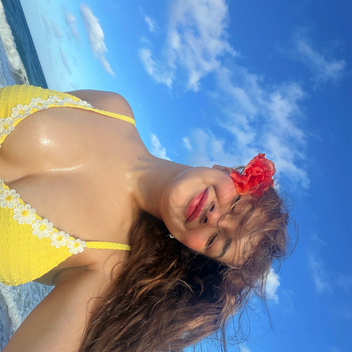 Avneet Kaur Bikini bold photos