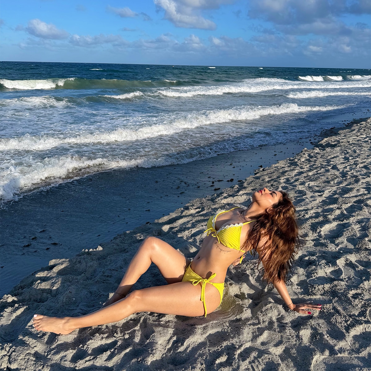 Avneet Kaur Bikini bold photos