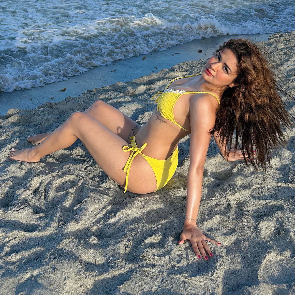 Avneet Kaur Bikini bold photos