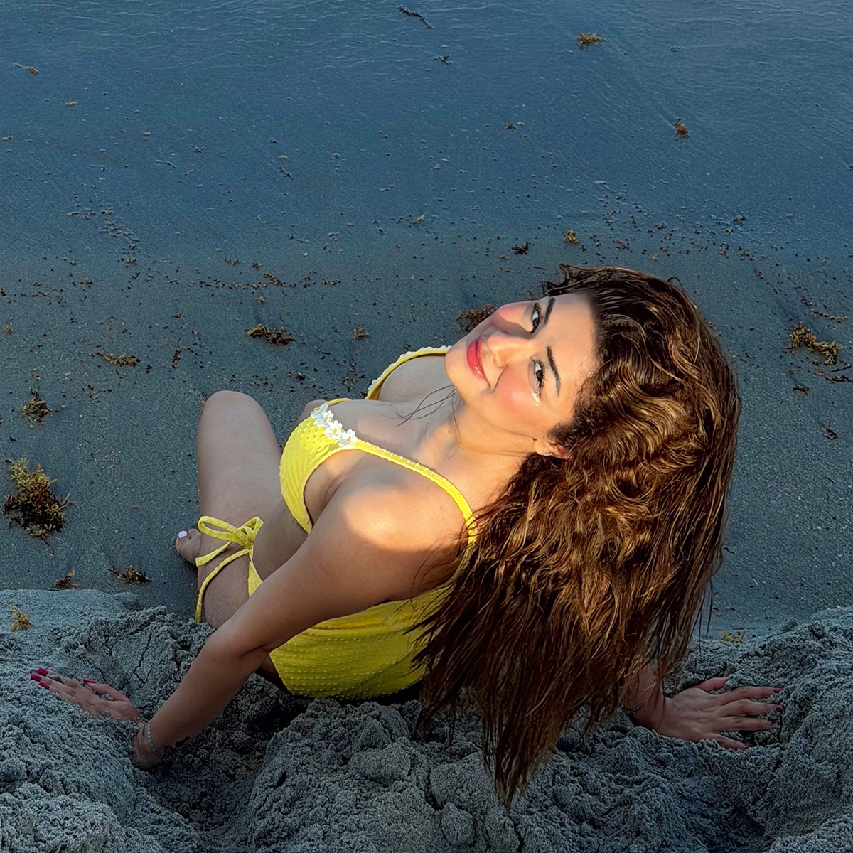 Avneet Kaur Bikini bold photos