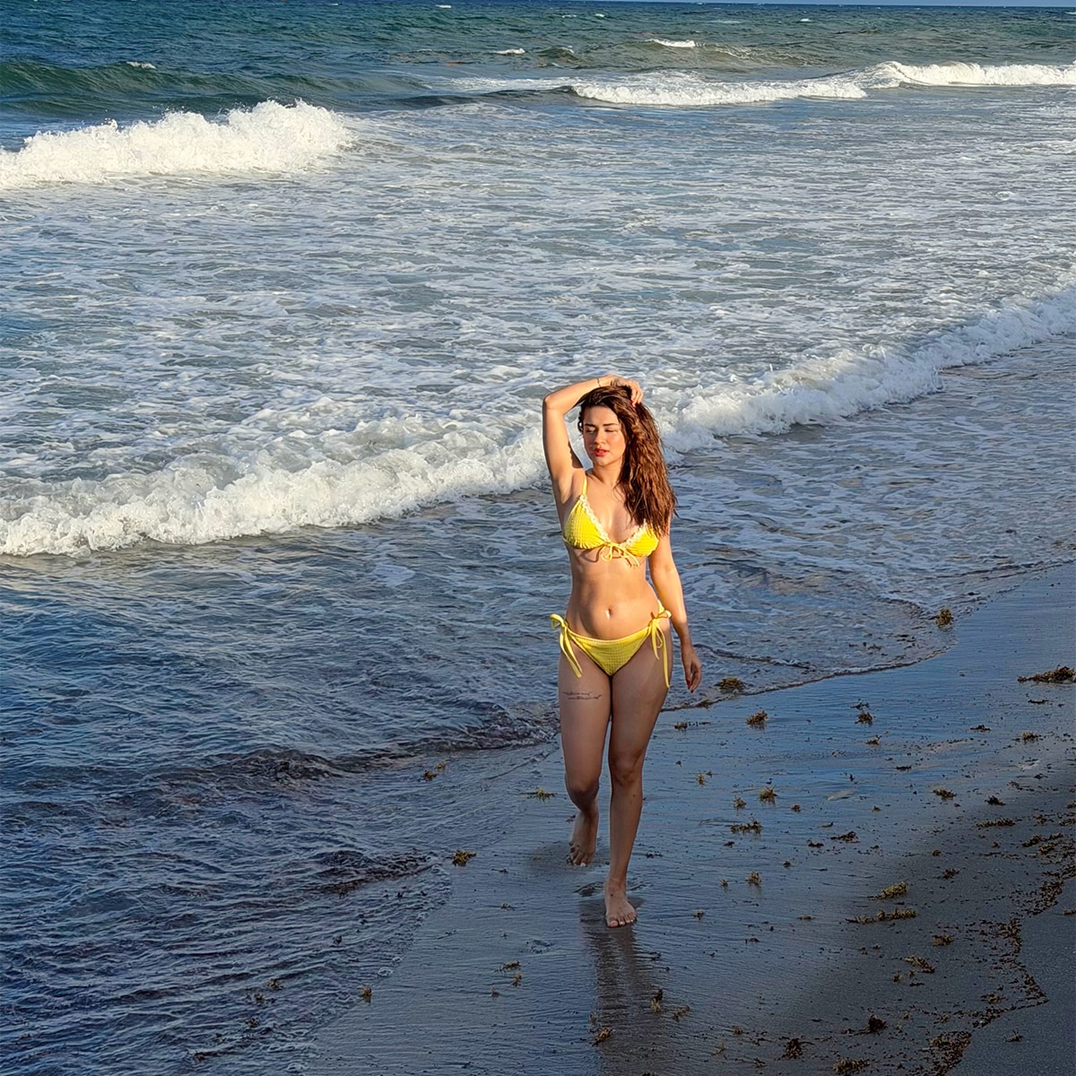 Avneet Kaur Bikini bold photos