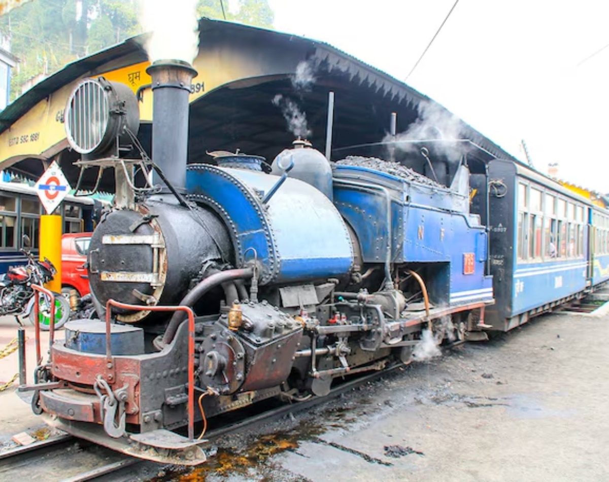 खूबसूरत नजारों से गुजरती है ये ट्रेन 