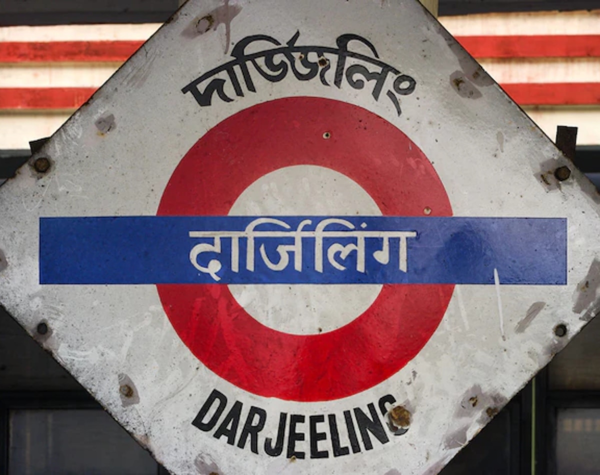 दूसरी डीजल इंजन वाली भी ट्रेन चलाई गई है 