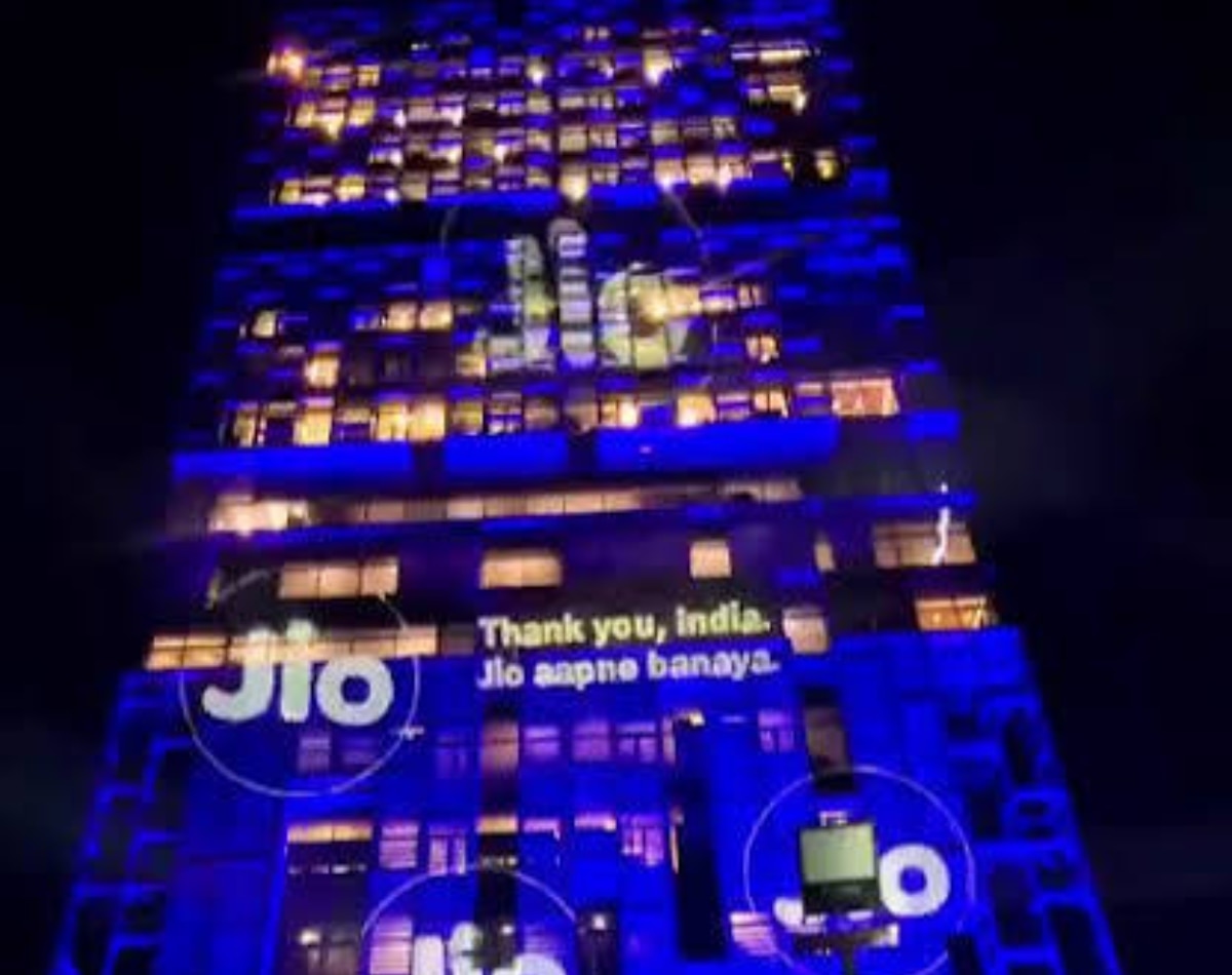 रात में नीले रंग में सराबोर हुआ Antilia