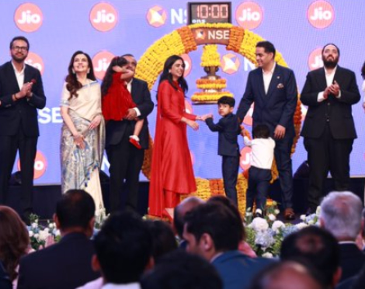 जियो प्लेटफॉर्म्स लिस्टिंग पर एक फ्रेम में अंबानी फैमिली