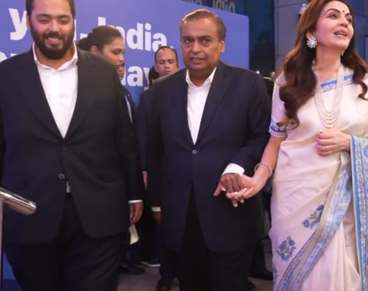 अनंत और नीता के साथ पहुंचे मुकेश अंबानी