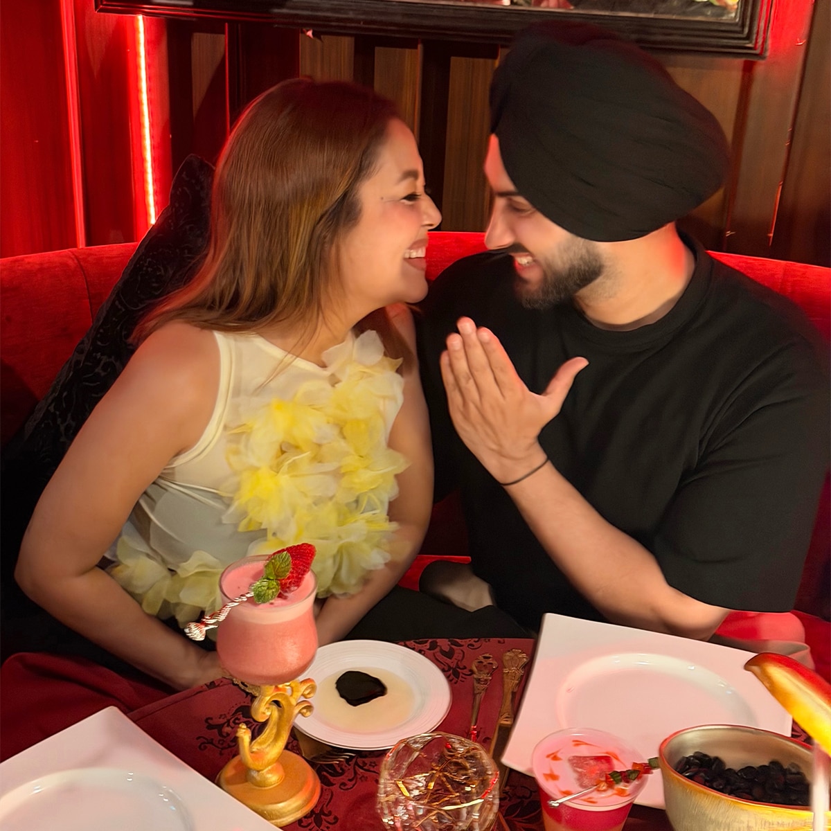 neha kakkar rohanpreet singh romantic kissing photo