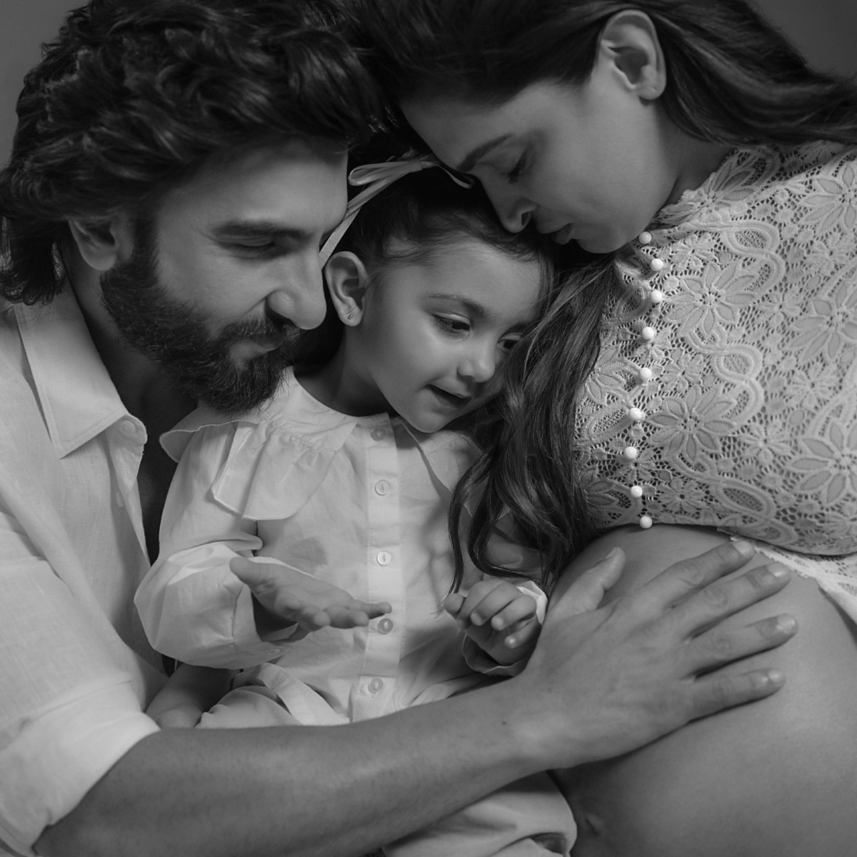 बॉलीवुड सेलेब्स जिन्होंने बेटियों को दिया देवी से जुड़ा नाम. (Photo: Instagram/@Deepikapadukone)