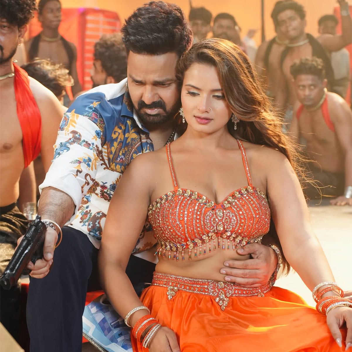 pawan singh neelam giri romantic video