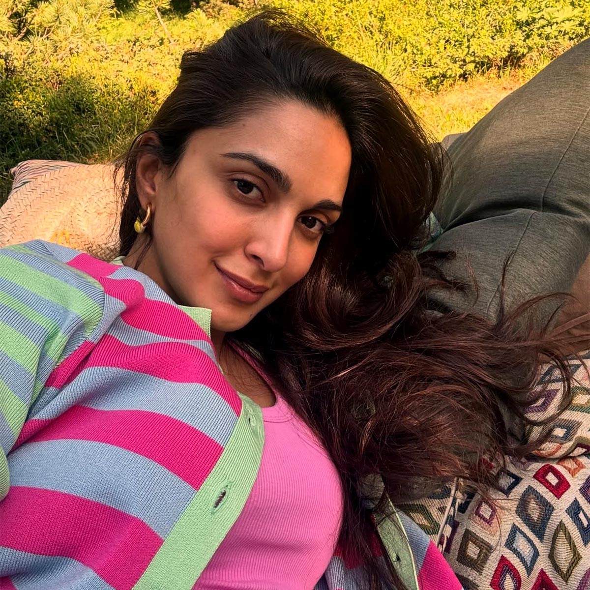pregnant kiara advani babymoon beach photos