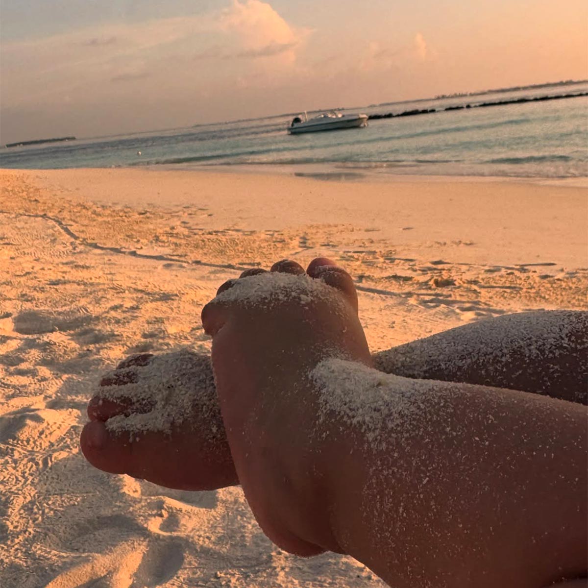 pregnant kiara advani babymoon beach photos