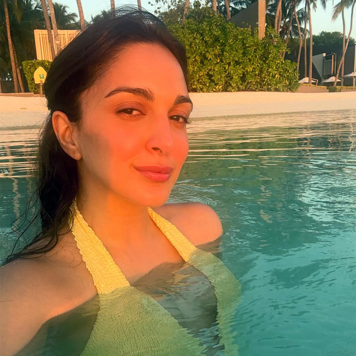 pregnant kiara advani babymoon beach photos