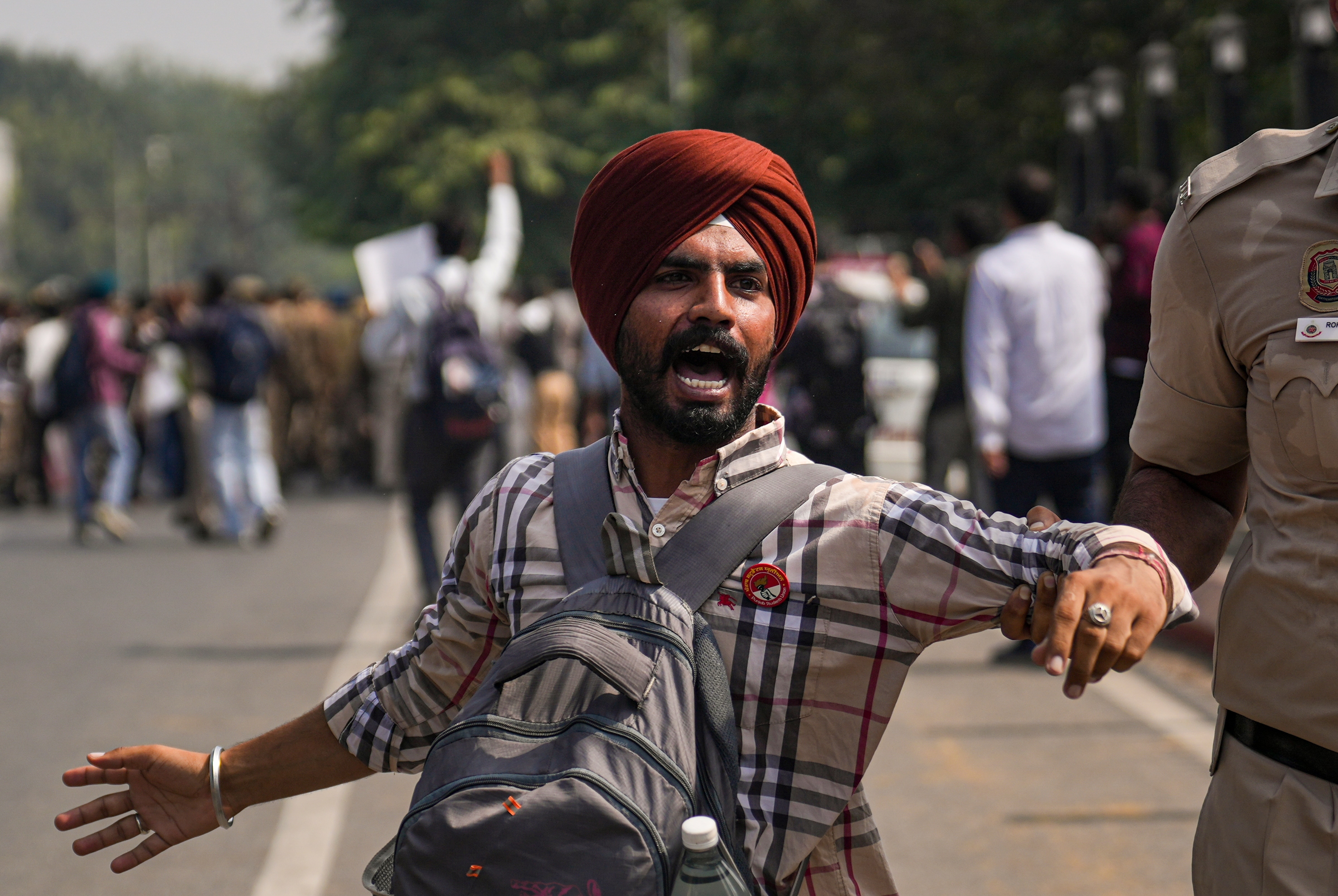 प्रदर्शनकारियों के लिए 12 डिटेंशन सेंटर