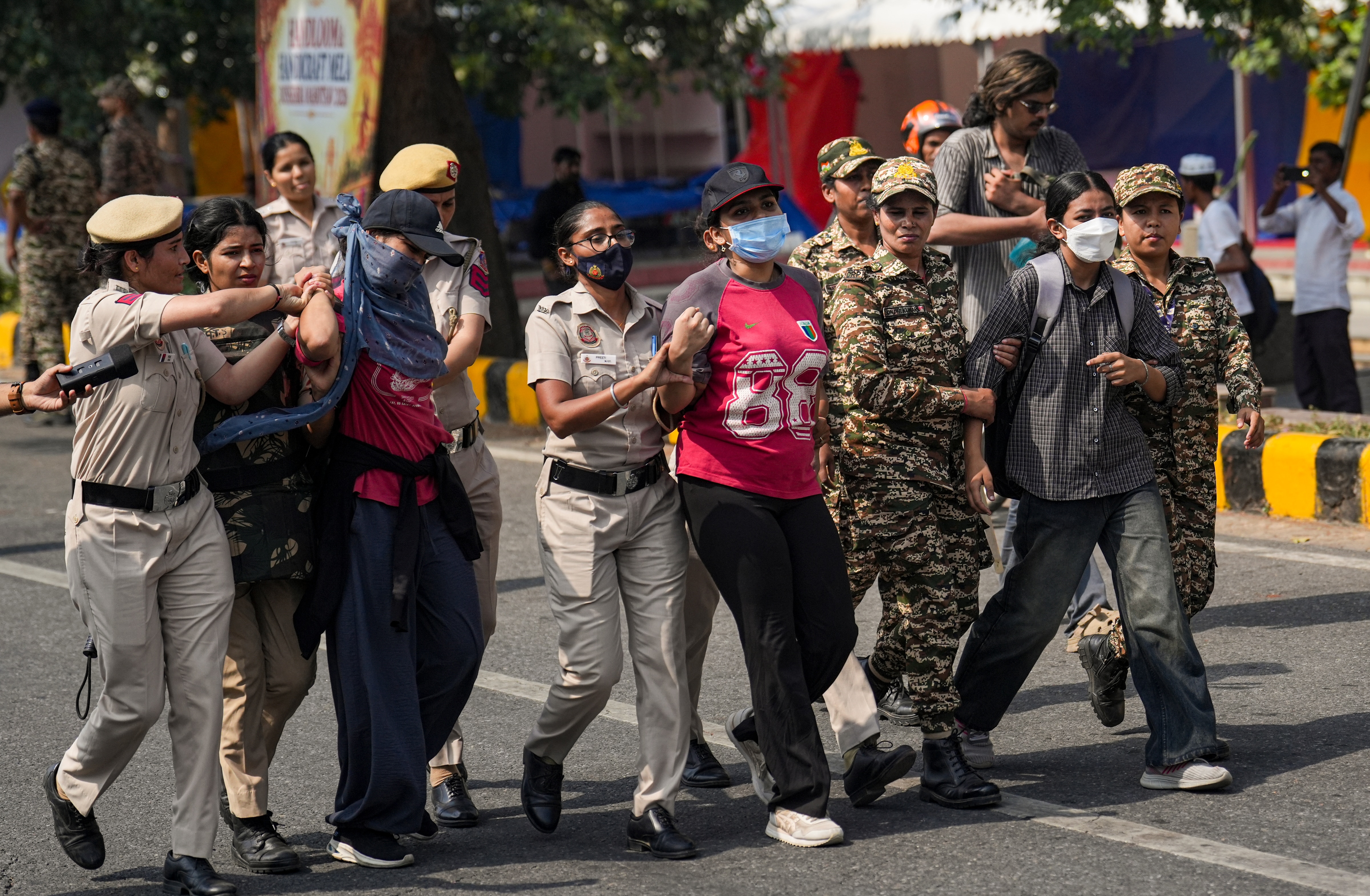 जगह-जगह बैरिकेडिंग, रास्तों पर चेकिंग