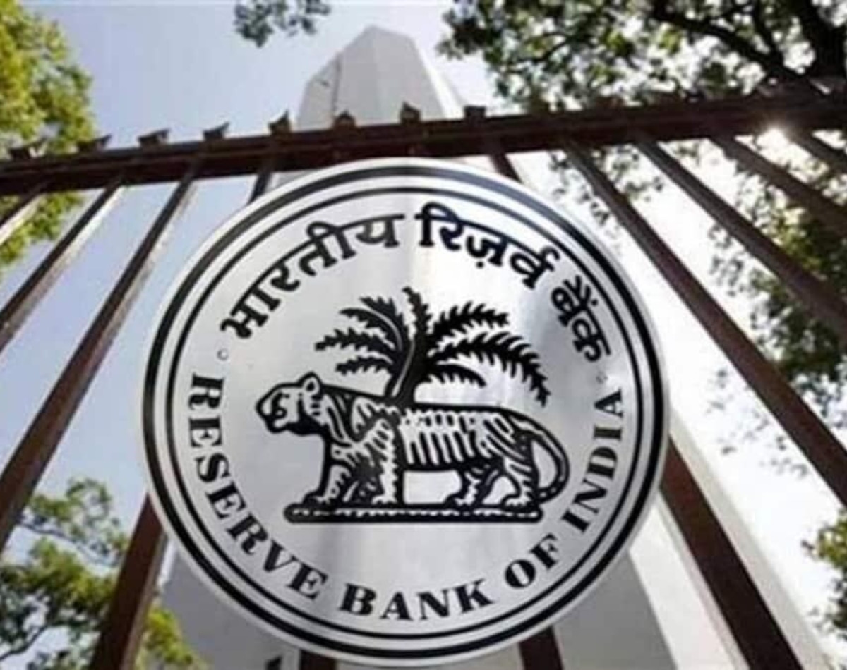 क्यों RBI ने लगाए प्रतिबंध?