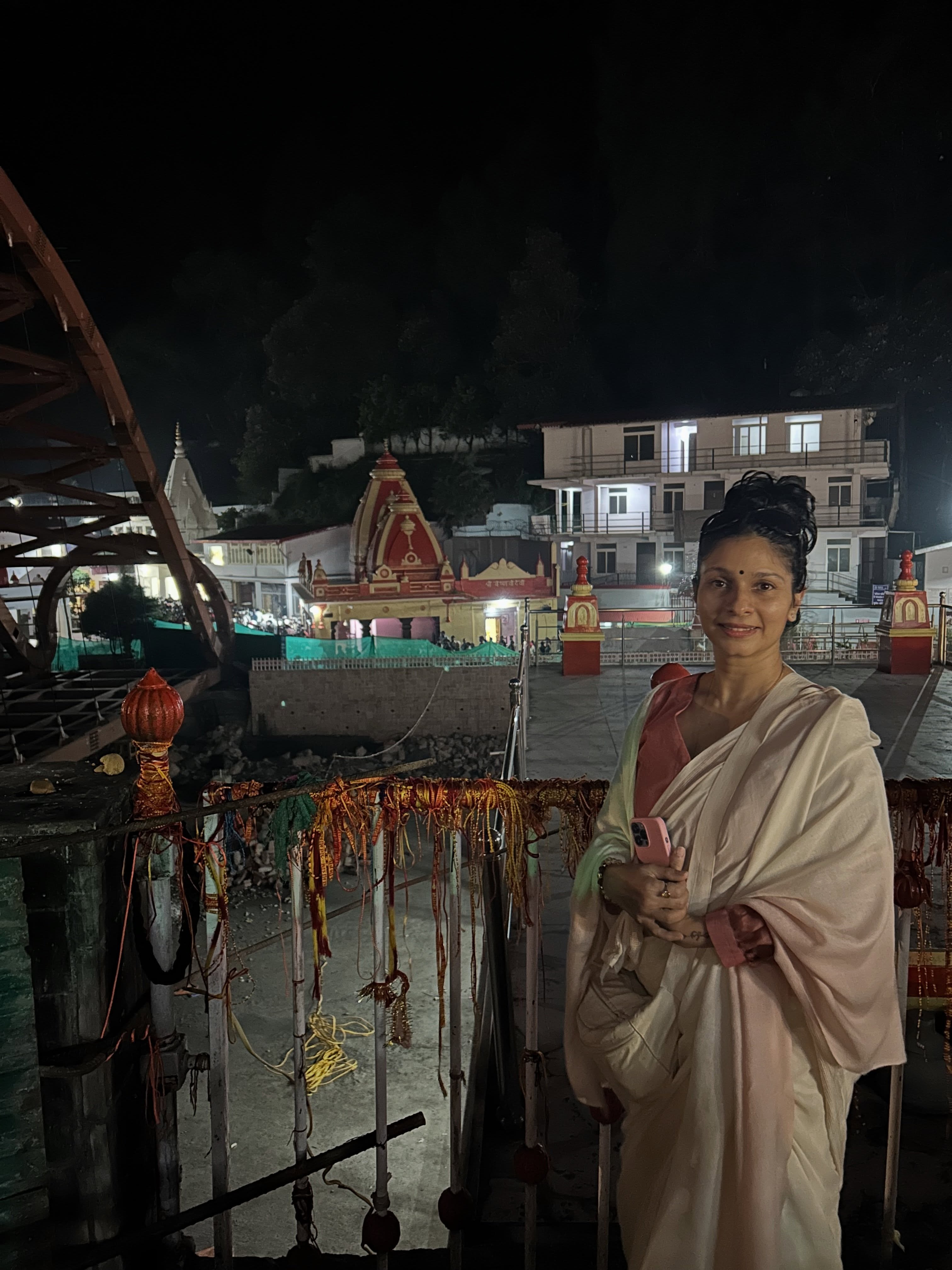 कैंची धाम में तनीषा मुखर्जी