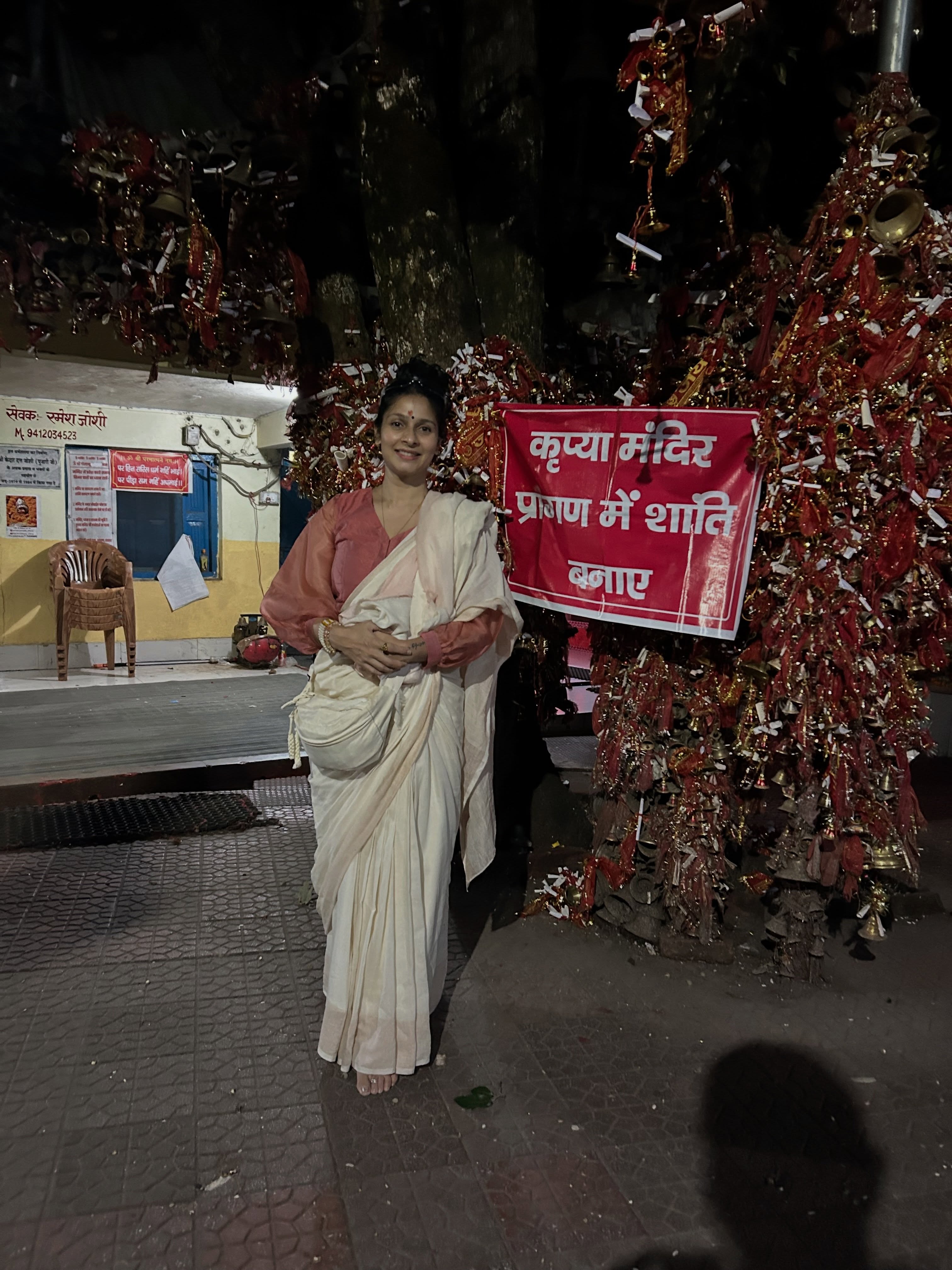 कैंची धाम में तनीषा मुखर्जी