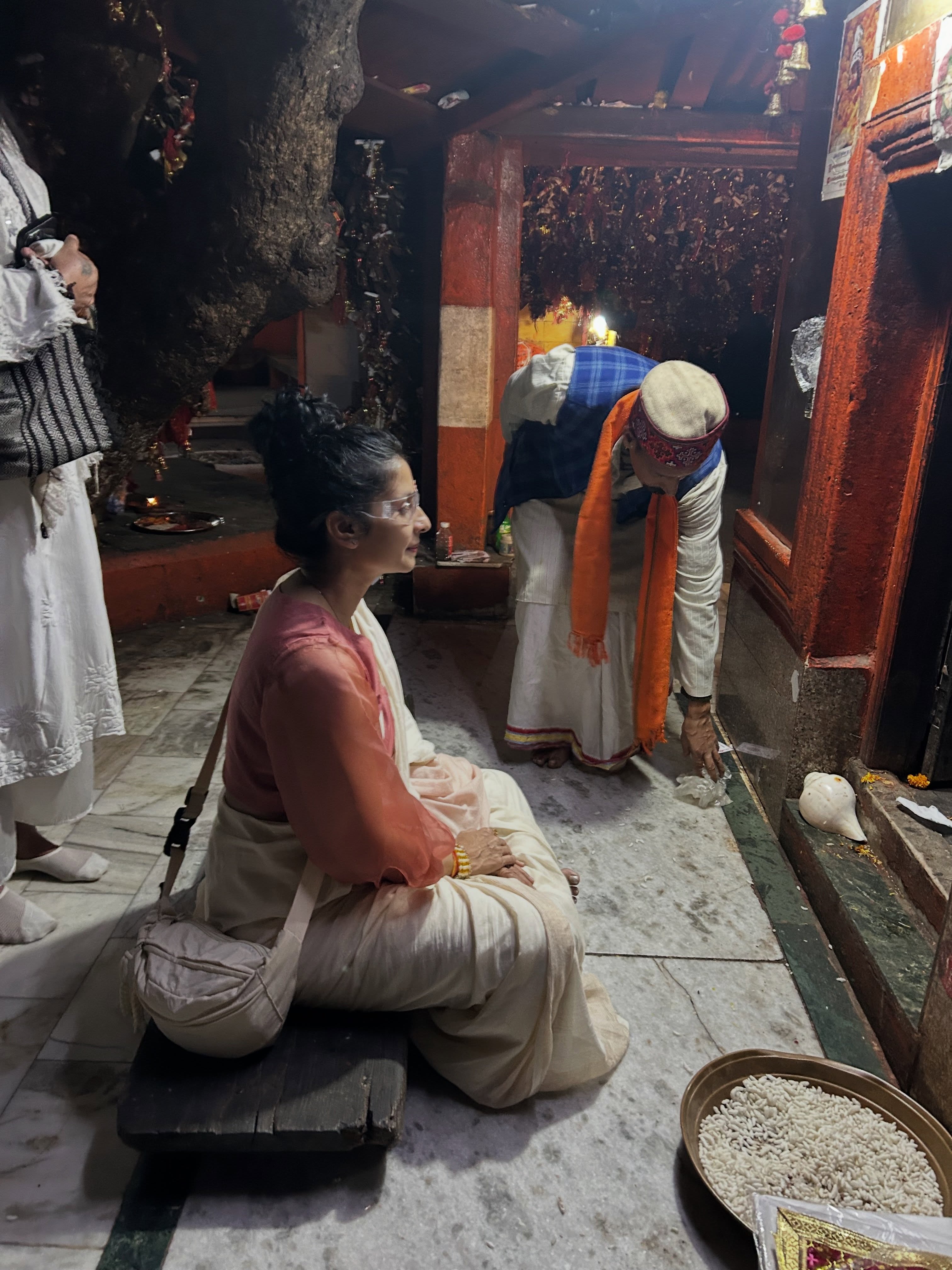 कैंची धाम में तनीषा मुखर्जी