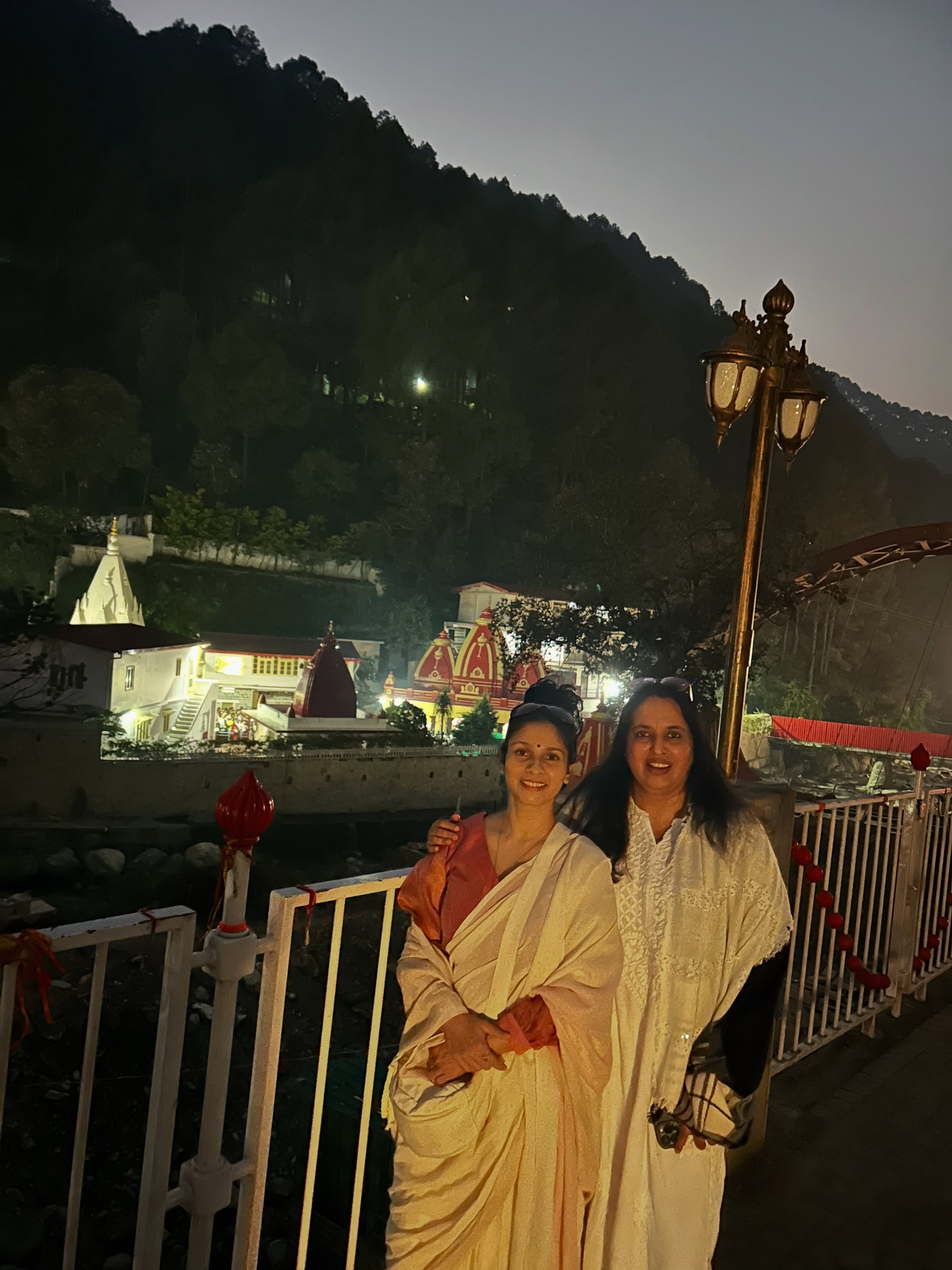 कैंची धाम में तनीषा मुखर्जी