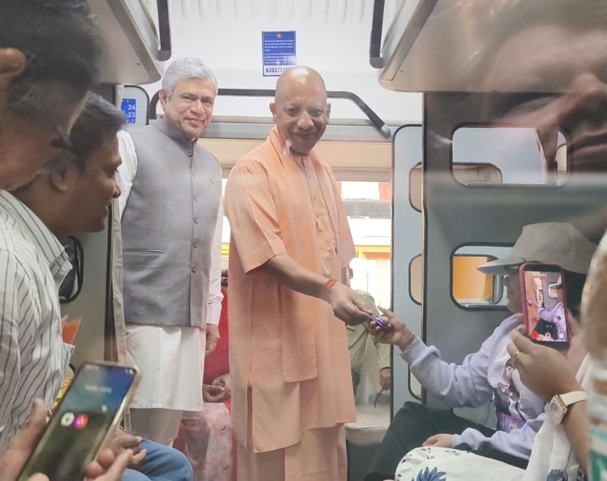 वंदे भारत स्‍लीपर ट्रेन में 16 कोच 