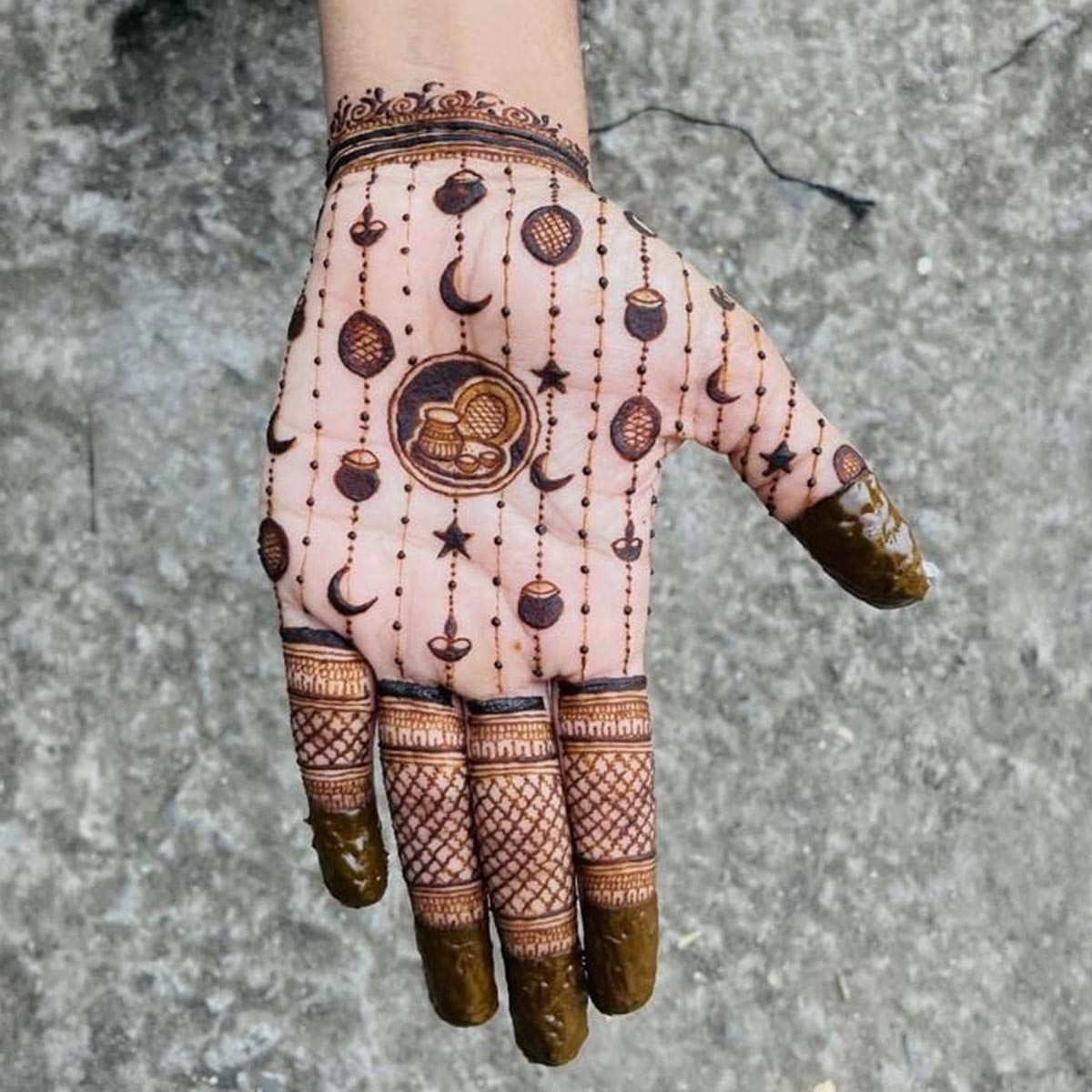  Karwa Chauth Mehndi Designs 2026 (PHOTO:ITG)