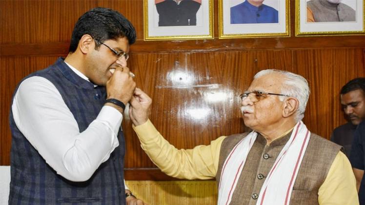 हरियाणा के मुख्यमंत्री मनोहर लाल खट्टर और उपमुख्यमंत्री दुष्यंत चौटाला (फाइल फोटोः PTI)