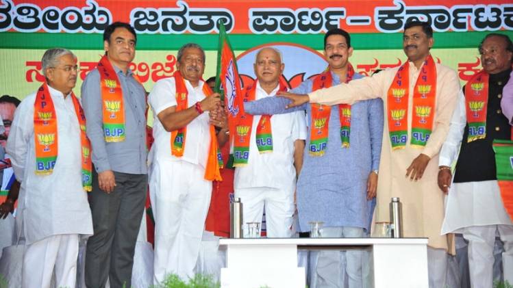सीएम बीएस येदुरप्पा ने कांग्रेस-जेडीएस के बागी विधायकों को दिलाई बीजेपी की सदस्यता