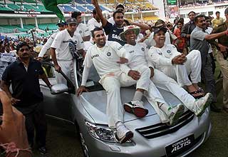 जीत के जश्न में डूबी भारतीय टीम