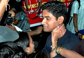 मुंबई पहुंचा चालक दल का सदस्‍य