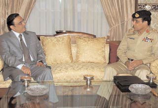 पाकिस्‍तान के राष्‍ट्रपति आसिफ अली जरदारी सेना प्रमुख अशफाक परवेज कयानी के साथ