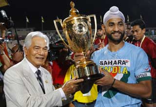 अजलान शाह कप के साथ कप्‍तान संदीप सिंह