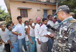 मतदान के दौरान मुस्‍तैद सुरक्षाकर्मी