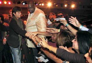 प्रशंसकों के बीच शाहरुख खान