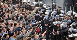 मिस्र में मुबारक के विरोधियों और समर्थकों के बीच झड़प