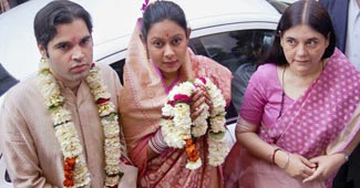 मेनका गांधी के साथ वरुण और यामिनी