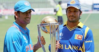 विश्व कप ट्रॉफी के साथ धोनी और संगकारा