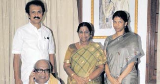 परिवार के साथ करुणानिधि