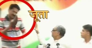 जनार्दन द्विवेदी को दिखाया जूता