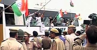 समर्थकों के खिलाफ पुलिस कार्रवाई