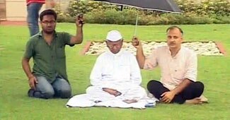 राजघाट पहुंचे अन्ना हजारे