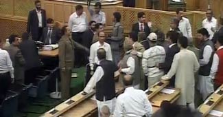 स्पीकर पर पंखा फेंका