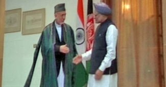 प्रधानमंत्री मनमोहन सिंह और राष्ट्रपति हामिद करजई