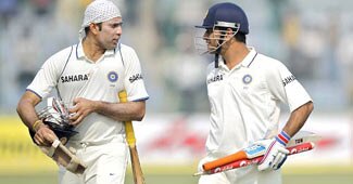 वीवीएस लक्ष्मण और महेंद्र सिंह धोनी